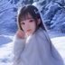 苏映雪头像，张爱玲研究者，圆框眼镜女性形象，书架背景